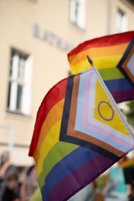 23.05.2025: IDAHOBIT: Stadtverordnete und Stadtverwaltung laden am 23. Mai zum gemeinsamen Hissen der Regenbogenfahne ein